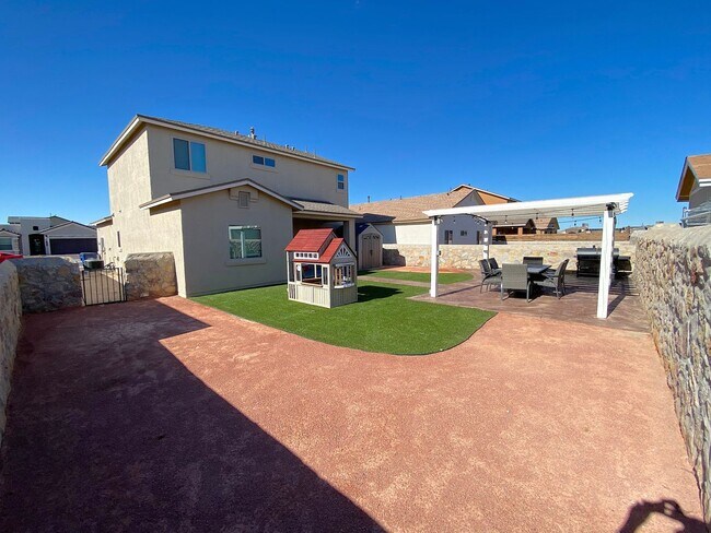 Building Photo - East El Paso 3 bed Refrig A/C w/ Gorgeous ...