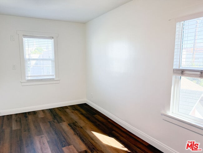 Building Photo - 338 S Benton Way