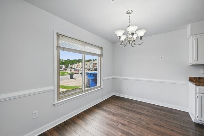 Building Photo - 2048 Lyndora Rd