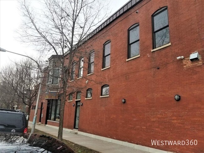 Building Photo - 2535 W North Ave