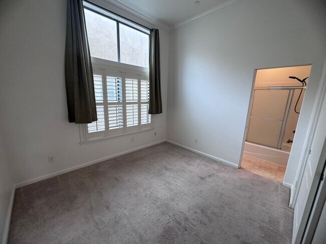 Building Photo - 2 Bedroom 2 Bathroom Home in West Sac