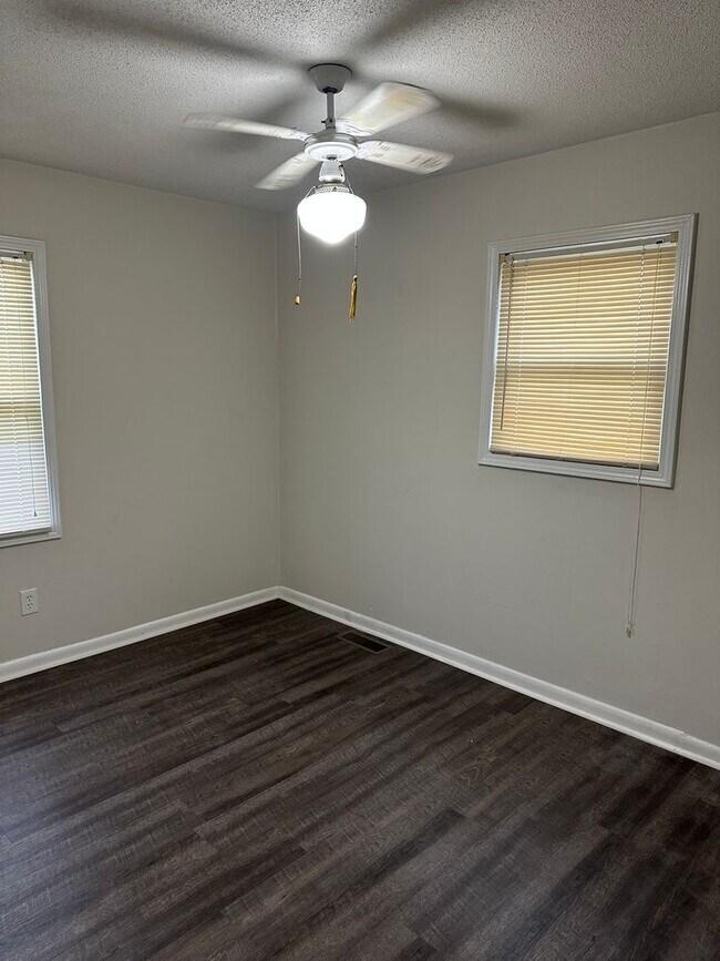 Building Photo - Pet Friendly Home in Vine Grove!