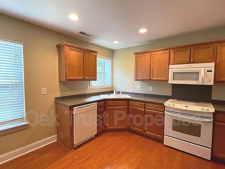 Building Photo - 110 Bay Colony Ct