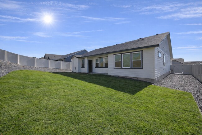 Building Photo - SOUTHRIDGE HOME! Modern Comfort Meets Everyday Convenience!