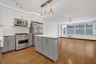 Building Photo - 129 E Bellevue Pl