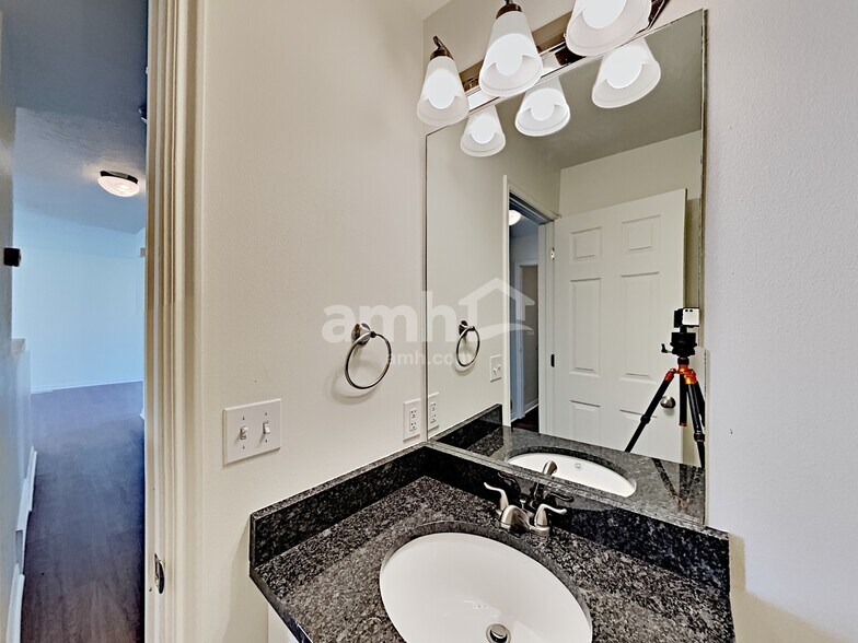 Building Photo - 4384 Maple Dr