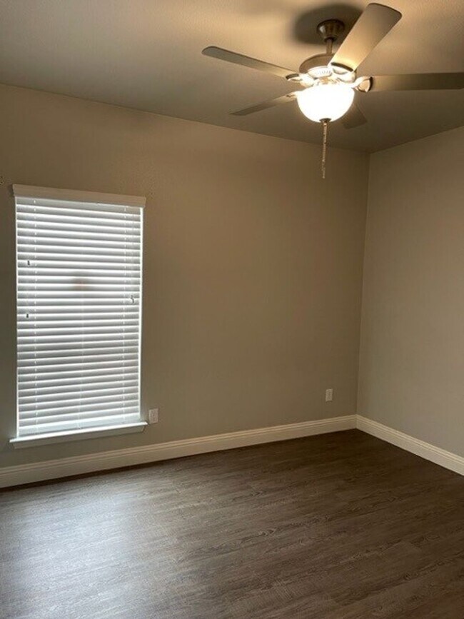 Building Photo - 4/2 - PETS WELCOME - WATER and LAWN includ...