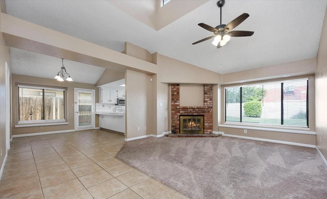 Building Photo - Beautiful Single Family Home in the Southwest