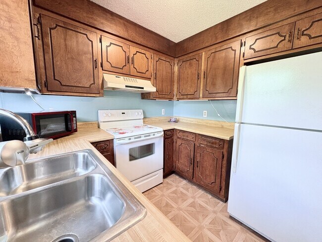 Building Photo - 127 Cedar Creek Cir