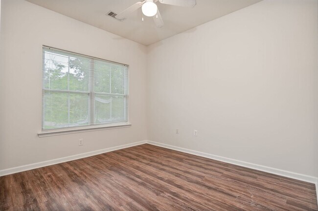 Building Photo - Cozy Lakeside Living in Moncks Corner!