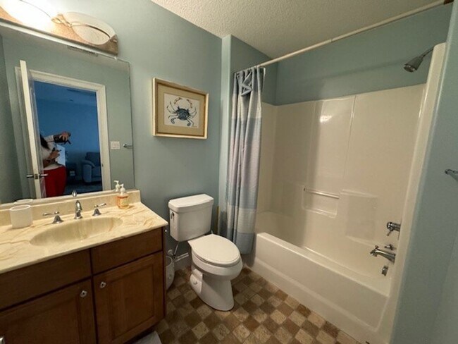 Building Photo - Immaculate 4 bedroom 3.5 bath Home at North End