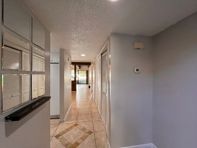 Building Photo - Stylish 2 Bed, 2 Bath Condo with Modern Am...