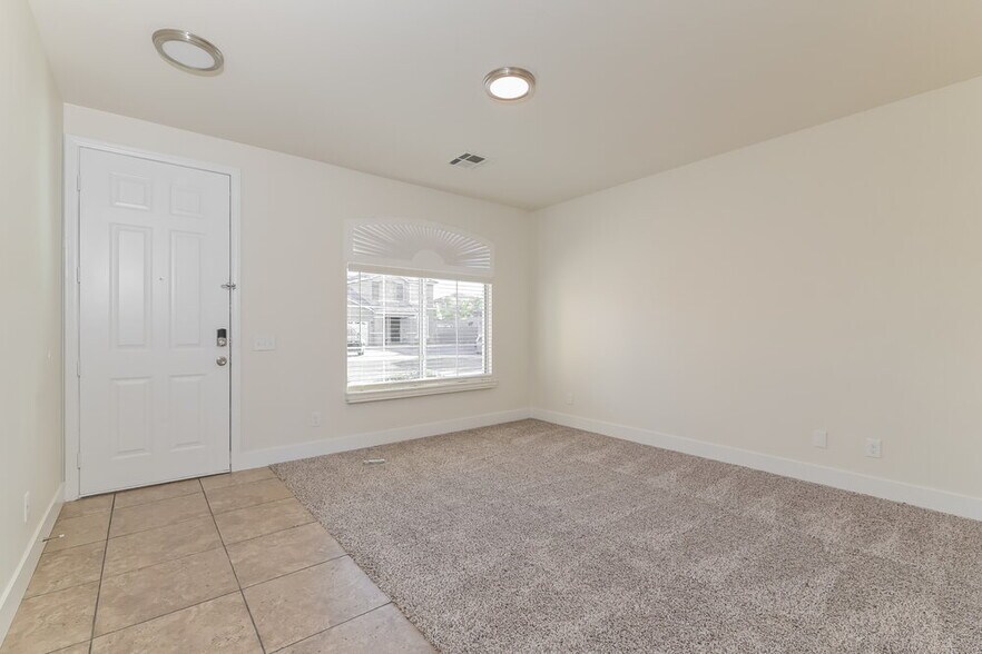 Building Photo - 992 White Glacier Ave
