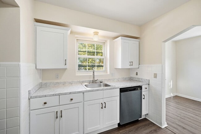 Building Photo - Charming Covedale Duplex