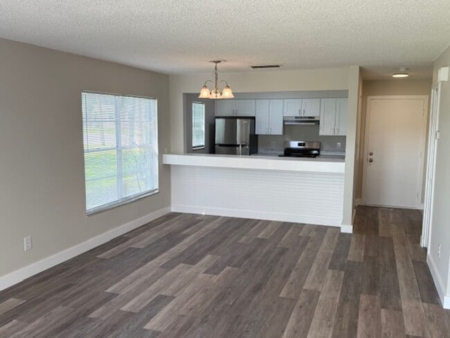 Building Photo - 2 Bedroom/1 Bathroom Apartment