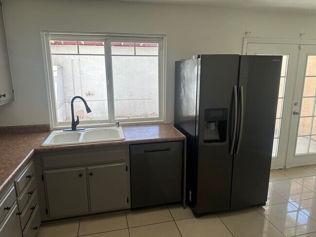 Building Photo - SE!!! Townhouse, Community Pool, Clubhouse...