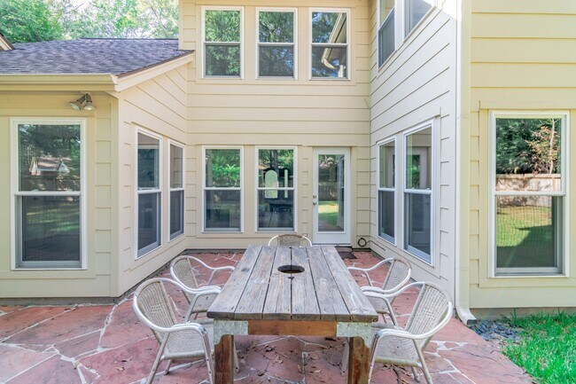 Building Photo - 10 Coralvine Ct