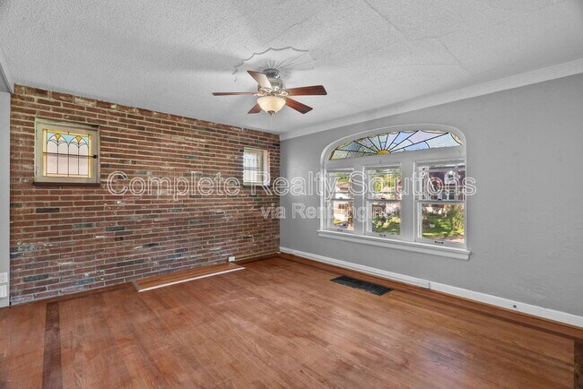 Building Photo - 8028 Wynwood Dr