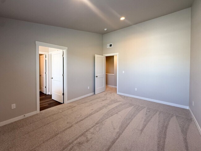 Building Photo - 356 SE Shetterly Dr