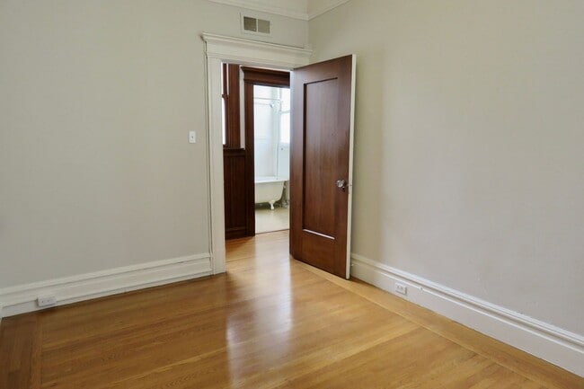Building Photo - Huge and Beautiful Classic Top Floor Condo