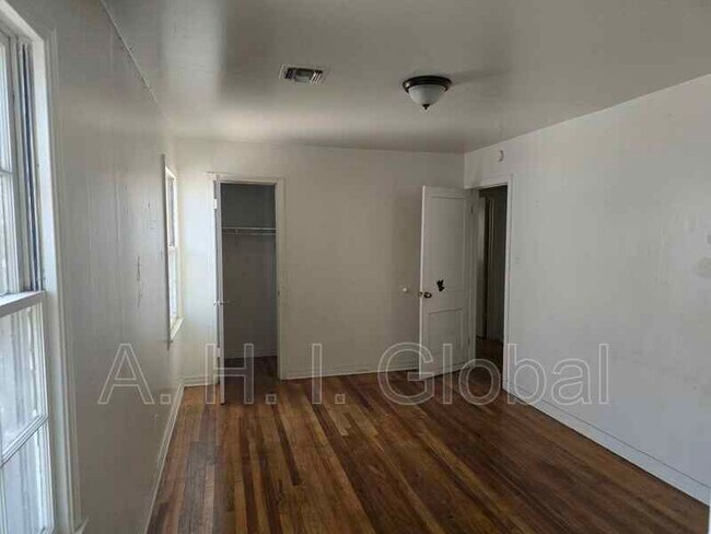 Building Photo - 4222 SW 11th Ave