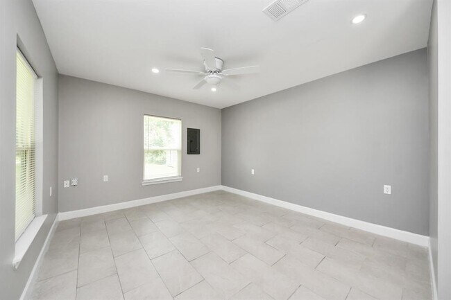Building Photo - 6735 Alpine Dr
