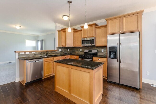 Building Photo - 4 Bedroom Home in Applegate Trails