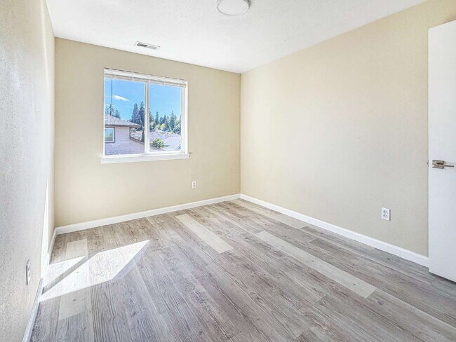 Building Photo - Spacious 3-bedroom Duplex in Wilkes Neighborhood **1 Portable AC unit included**