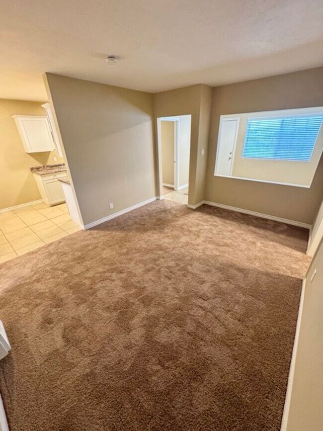 Building Photo - Charming 2 Bed 2 Bath Duplex Home on Large...