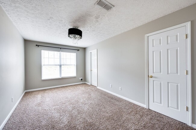 Building Photo - Renovated Townhome in Convenient Nashville...