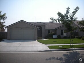 Building Photo - 4 bedroom 2 bathroom house in SE Visalia!
