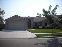 Building Photo - 4 bedroom 2 bathroom house in SE Visalia!