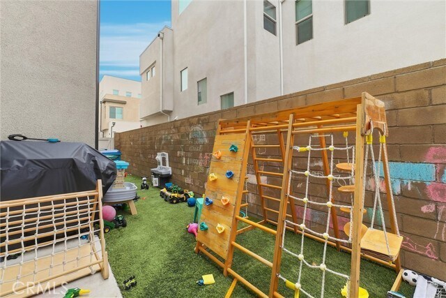 Building Photo - 155 Spectacle