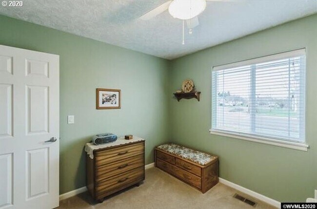 Building Photo - Available Now: Well-kept home on a corner lot in a desired SW neighborhood