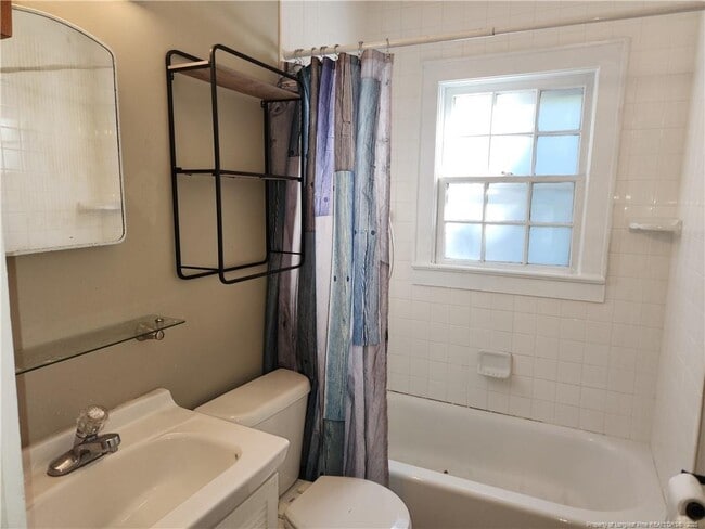 Building Photo - 225 Pinecrest Dr