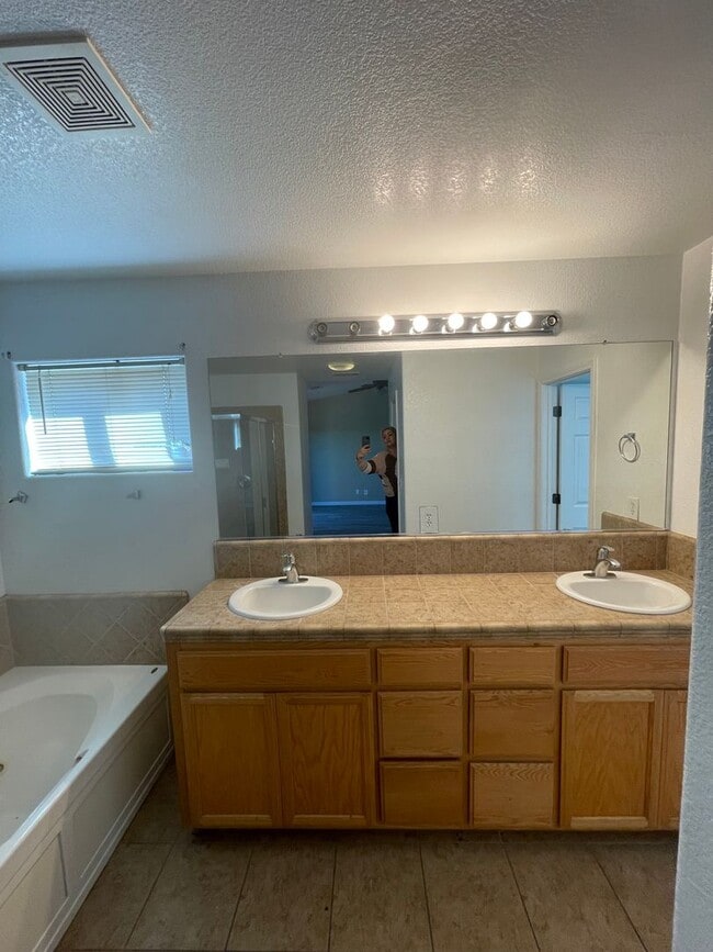 Building Photo - 50% OFF FIRST MONTH'S RENT!! MOVE-IN READY – THIS ONE WILL GO FAST!