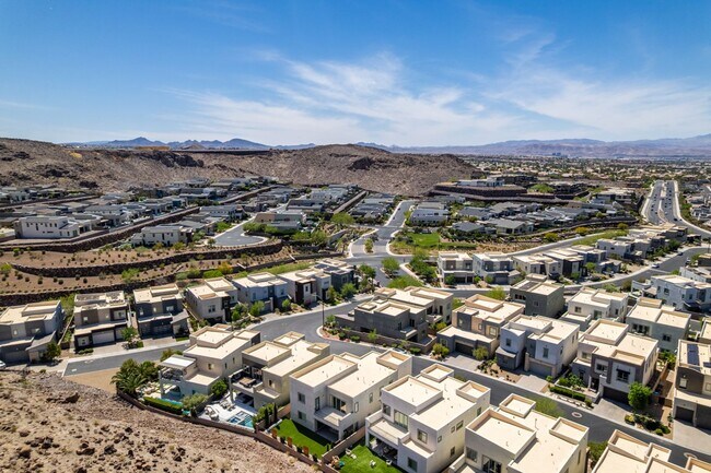 Building Photo - Luxury Rental with Mountain Views in Gated Henderson Community
