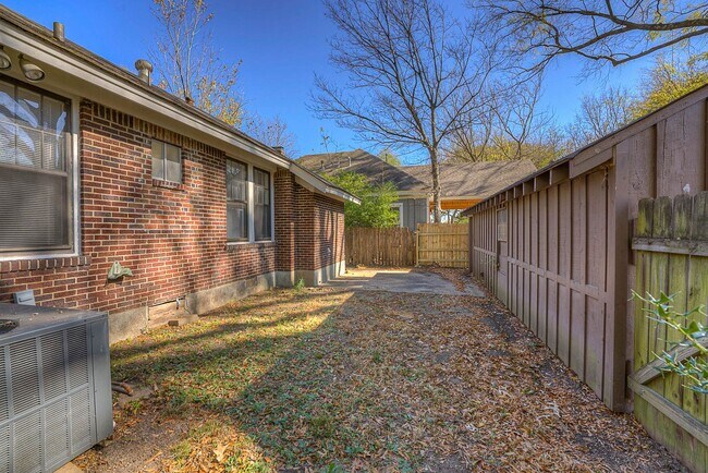 Building Photo - Gorgeous, renovated Midtown 3/1.