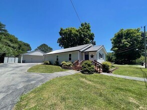 Building Photo - CHARMING UPDATED 1940'S COTTAGE IN HISTORIC COLONIAL VILLAGE IN S. KNOXVILLE!!!!!