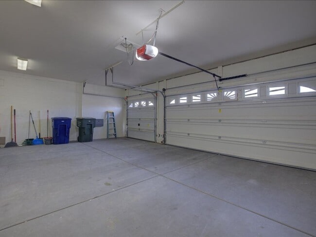 Building Photo - $500 OFF FIRST FULL MONTHS RENT!