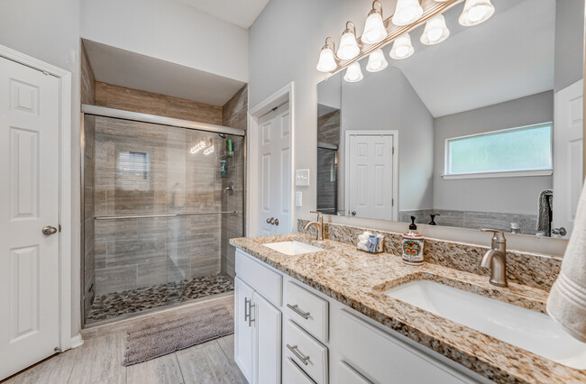 Building Photo - 1033 W Montebello Cir