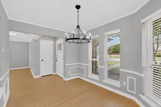 Building Photo - 620 W Stoneybrook Dr