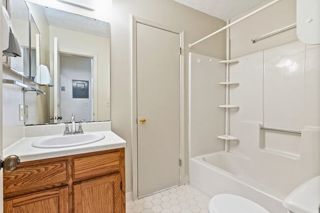 Building Photo - 810 Choctaw Ave