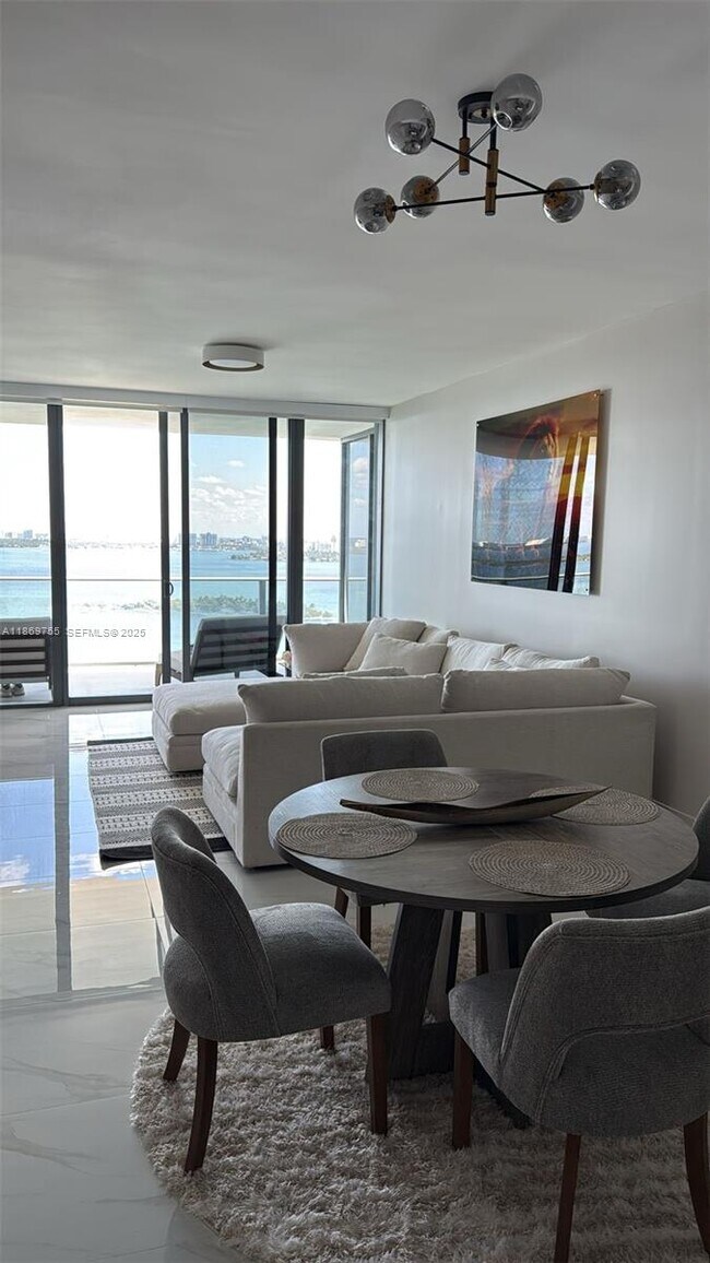 Building Photo - 700 NE 24th St