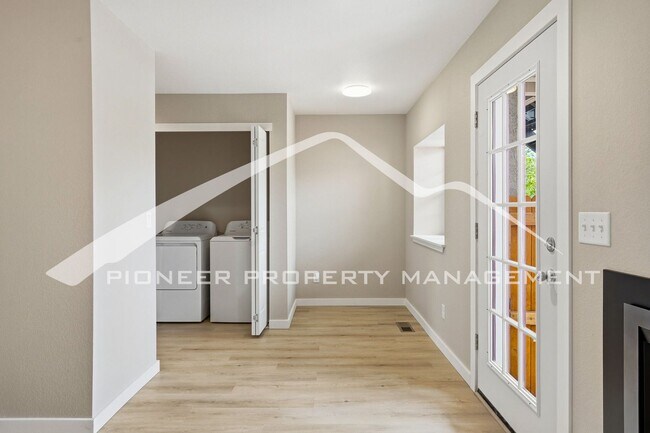 Building Photo - Spacious Condo with Washer/Dryer and Central AC