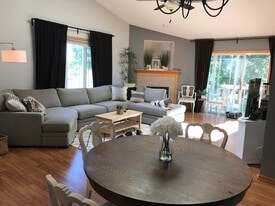 Building Photo - 1051 Tamarack Way