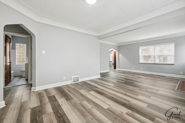 Building Photo - 3 bedroom bungalow $1500