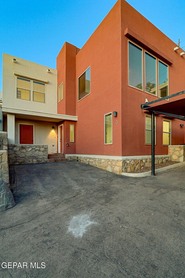 Building Photo - 4016 Camelot Heights Dr