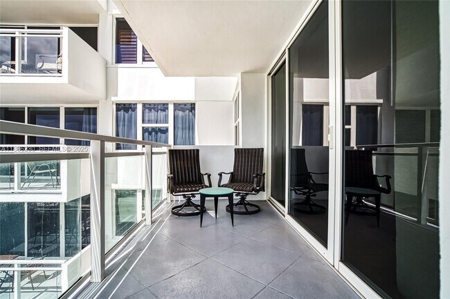 Building Photo - 2030 S Ocean Dr