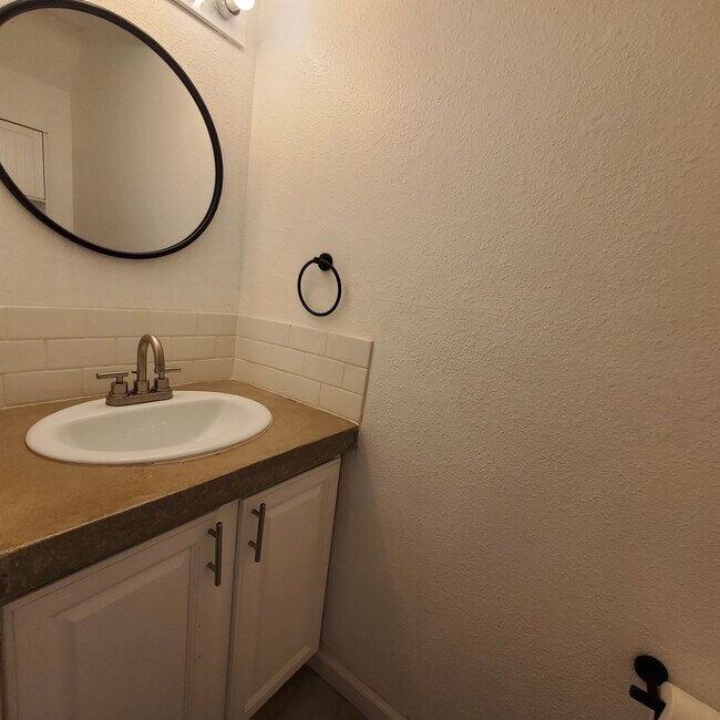 Building Photo - 2 Bedroom Townhome with Pool and Clubhouse/Centrally Located!!